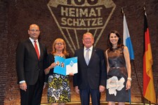 Heimatminister Albert Füracker und Kunstministerin Prof. Dr. med. Marion Kiechle prämieren 100 Heimatschätze